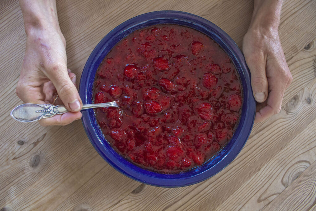 Sæt gammeldags jordbærgrød med fløde på bordet