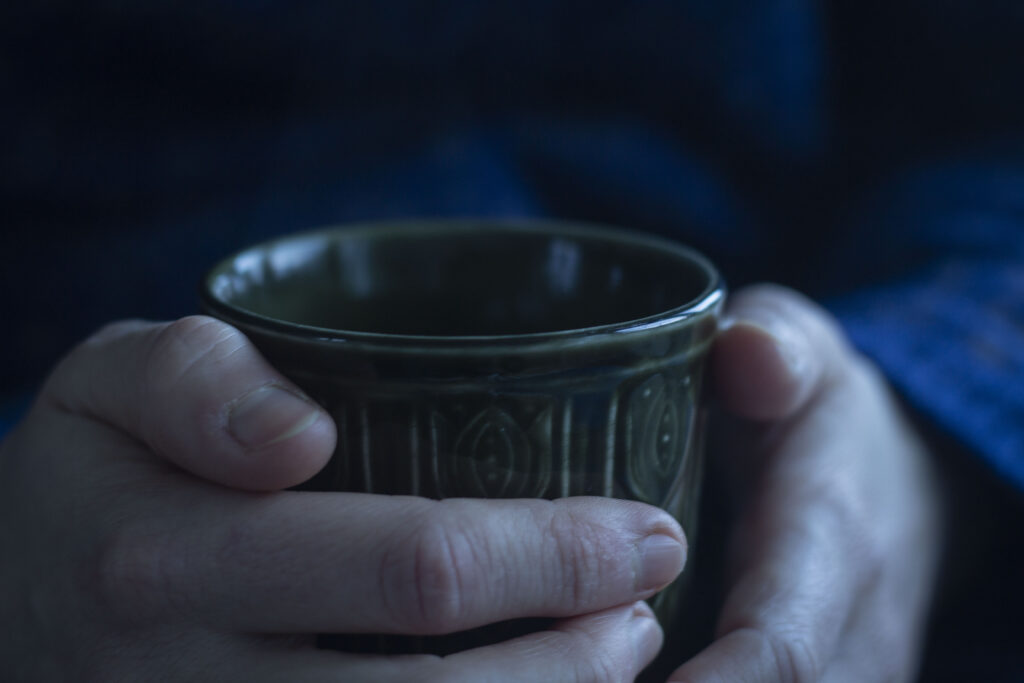 En varm kop med hjemmelavet hyldeblomstte